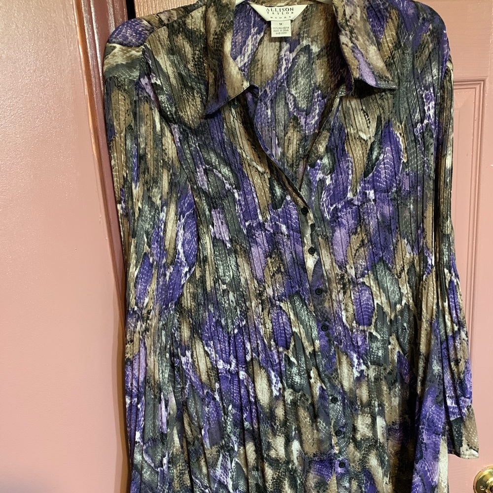 Allison Taylor Blouse, hip length, slighly pleated